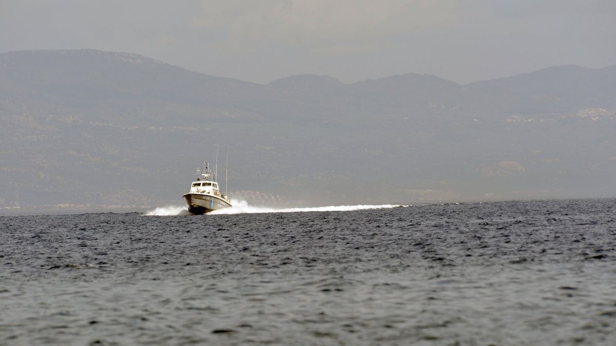 Na lodi u Korfu byl zadržen český podvodník, který vytuneloval spořitelní družstvo
